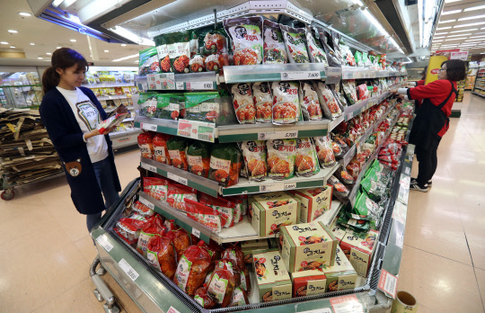 지난 여름 폭염에 따른 작황 부진의 영향으로 배춧값이 고공행진을 이어가면서 대형마트의 포장김치 매출이 폭발적으로 증가하고 있다.배추 가격 상승으로 직접 김치를 담그는 것을 포기하고 김치 제조업체의 포장김치를 구매하는 가정이 늘고 있기 때문이다. 사진은 26일 롯데마트 서울역점 포장김치 코너.